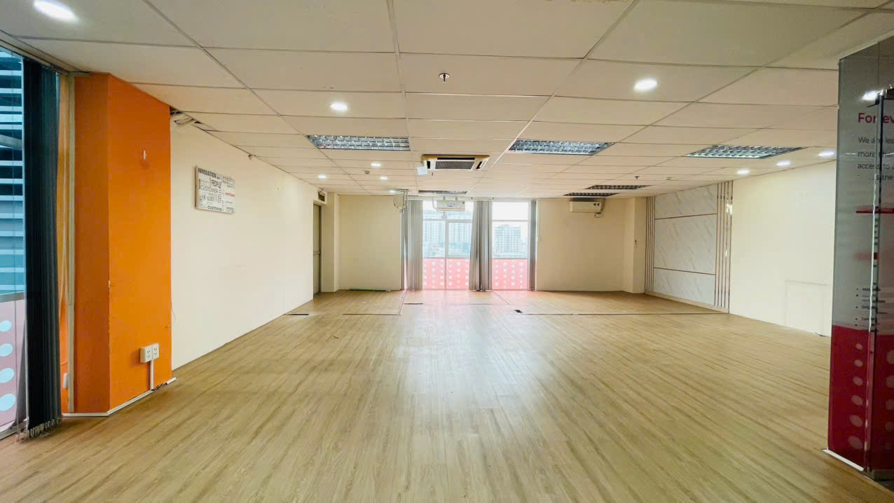 Kh&ocirc;ng gian l&agrave;m việc rộng r&atilde;i